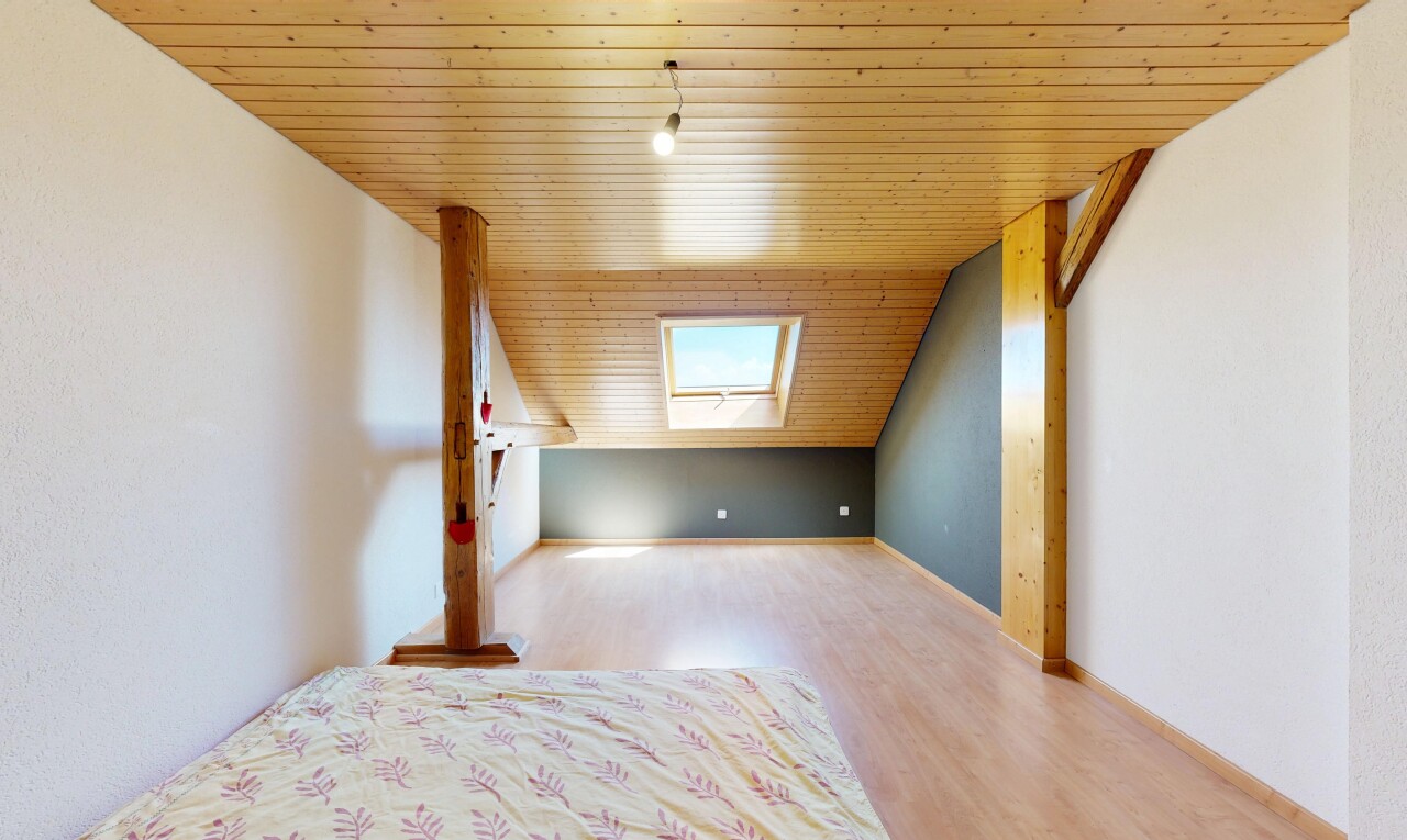 pièce vide avec vaulted ceiling, plafond voûté, low ceiling, plafond bas, et drywall
