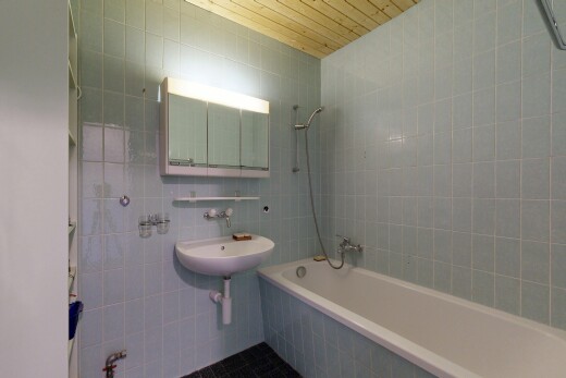 salle de bains avec mur en carrelage, tile wall, salle de bain complète, douche-bain combinés, et miroir