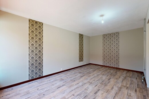 pièce vide avec inside property, sol en finition bois, wood finish floor, plinthes murales, et baseboards wall