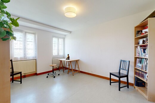 bureau avec radiateur, inside community, drywall, natural light, et lumière naturelle
