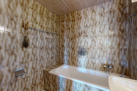 salle de bains avec salle de bain complète, bain, et inside property