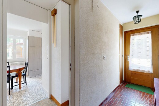 couloir avec lumière naturelle, natural light, inside property, mur texturé, et textured wall
