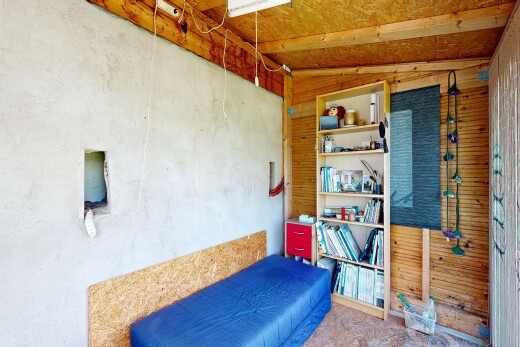 chambre avec plafond voûté, vaulted ceiling, inside property, mur en bois, et wood wall