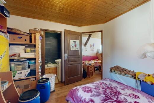 chambre avec inside property, sol en finition bois, wood finish floor, cloison sèche, et drywall
