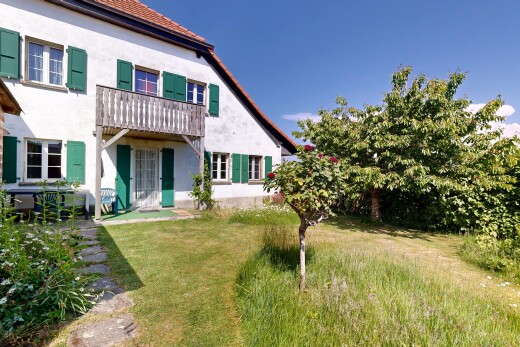 façade avec property visible, bardage en stuc, pelouse, et day time