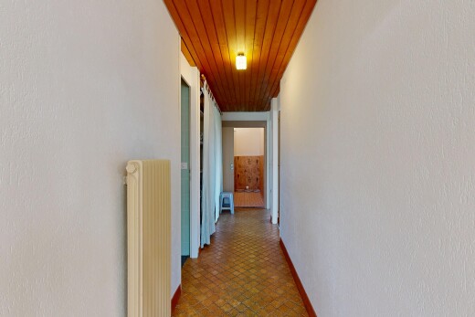 couloir avec wood ceiling, plafond en bois, radiateur, inside community, et baseboards wall