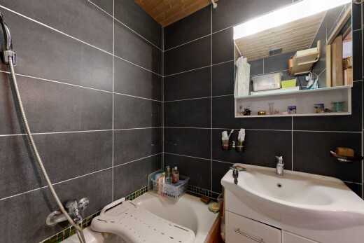 salle de bains avec tile wall, mur en carrelage, salle de bain complète, miroir, et lavabo (ou coiffeuse selon le contexte)
