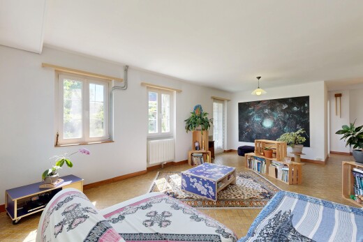 salon avec inside property, drywall, cloison sèche, natural light, et lumière naturelle