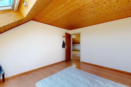 chambre avec plafond en bois, wood ceiling, sol en finition bois, wood finish floor, et light floor