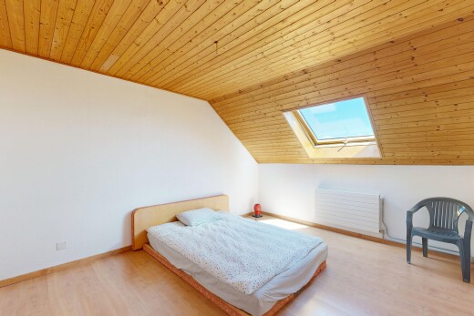 chambre avec puits de lumière, drywall, cloison sèche, vaulted ceiling, et plafond voûté