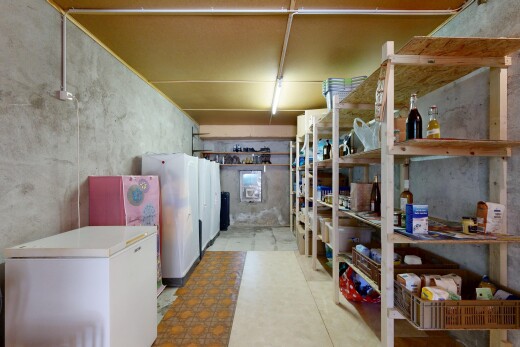garde-manger avec chest freezer et sous-sol