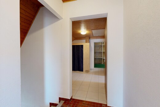 couloir avec plafond en bois, wood ceiling, sol en carrelage, tile floor, et inside property