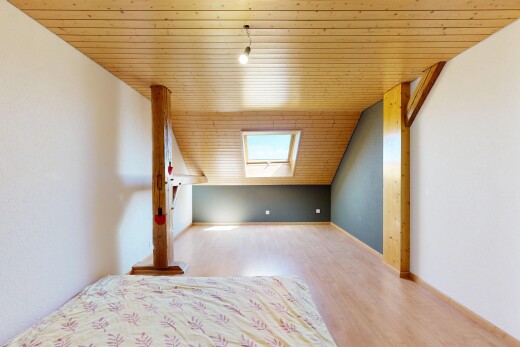 pièce vide avec vaulted ceiling, plafond voûté, low ceiling, plafond bas, et drywall