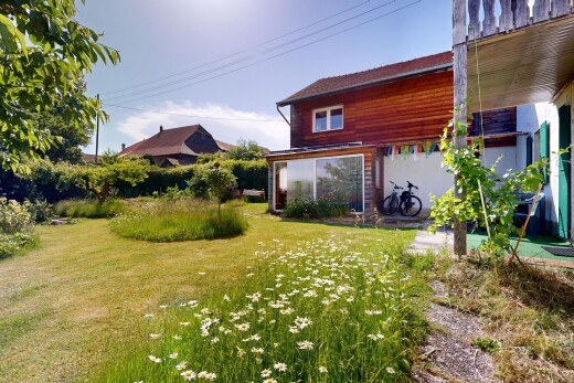jardin avec pelouse, from property, power lines view, et day time