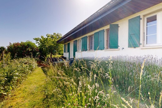 façade avec property visible et bardage en stuc
