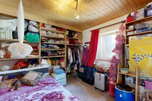 chambre avec plafond en bois, wood ceiling, lumière naturelle, natural light, et light floor
