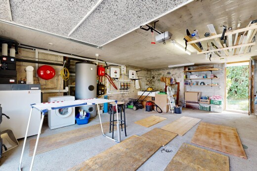 cuisine avec lave-linge et sèche-linge, inside property, sol en béton, concrete floor, et chauffe-eau