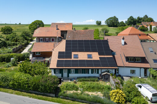 façade avec panneaux solaires, property visible, rural view, vue rurale, et toit en tuiles