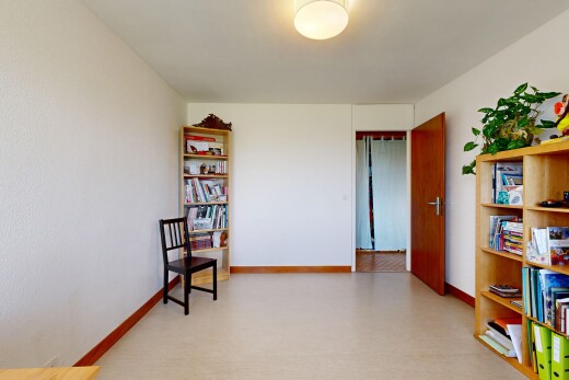 pièce vide avec inside property, cloison sèche, drywall, plinthes murales, et baseboards wall
