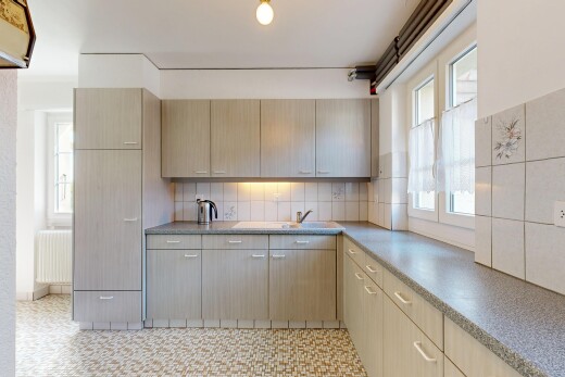 cuisine avec dosseret, backsplash, radiateur, light floor, et lumière naturelle