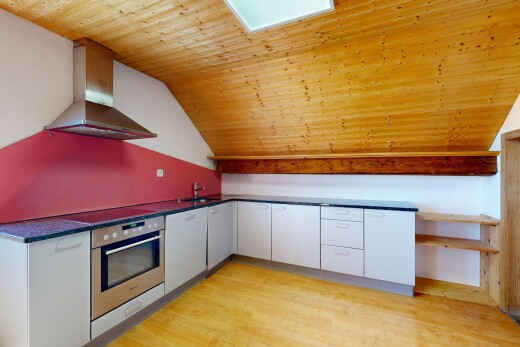 cuisine avec hotte, four, plans de travail, dark countertops, et plafond en bois