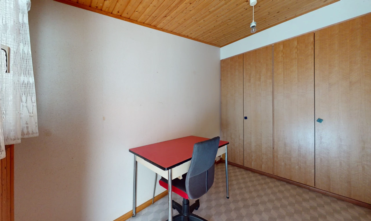 chambre avec plafond de bois, placard, et moquette