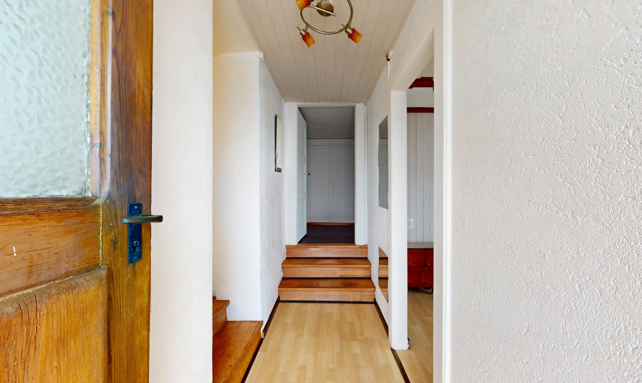 couloir avec plancher de bois