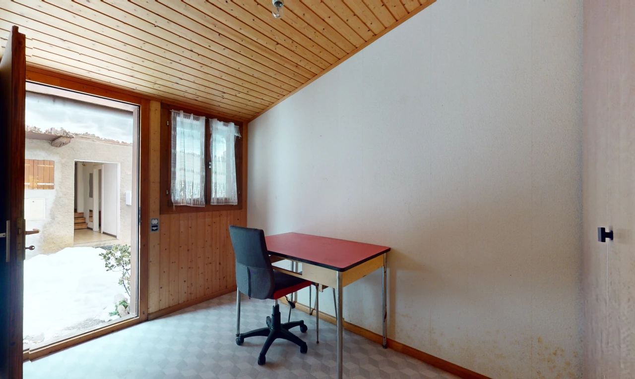bureau avec lumière naturelle, moquette, et plafond de bois