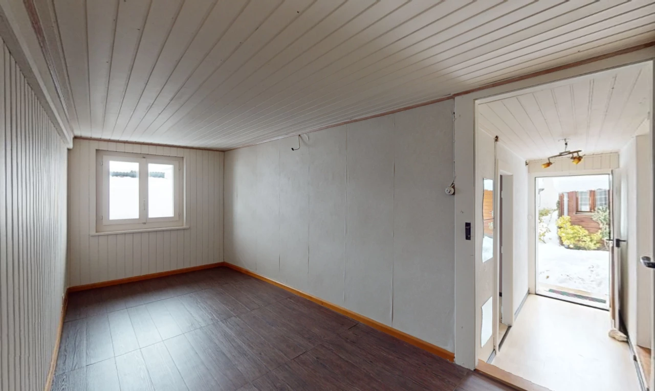 pièce vide avec lumière naturelle, plancher de bois, et plafond de bois