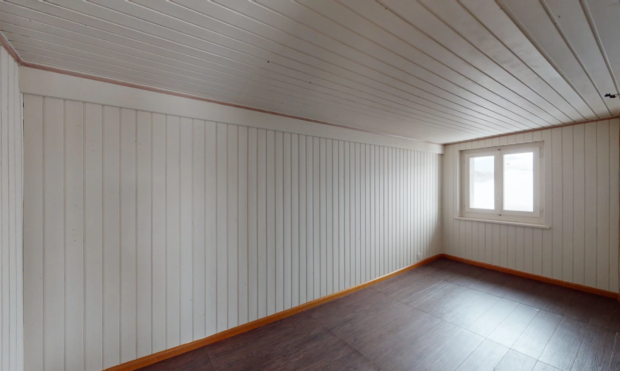 pièce vide avec lumière naturelle et plancher de bois
