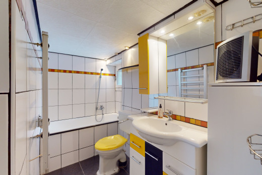 bad mit waschbecken, waschbeckenunterschrank, fliesenwand, spiegel, und toilette