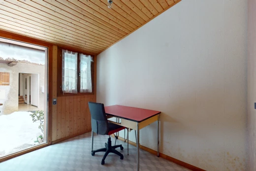 bureau avec lumière naturelle, moquette, et plafond de bois