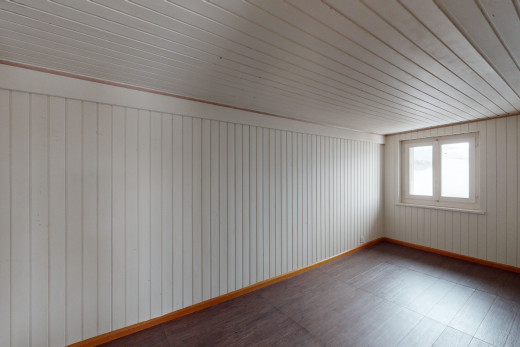 pièce vide avec lumière naturelle et plancher de bois