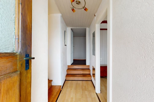couloir avec plancher de bois