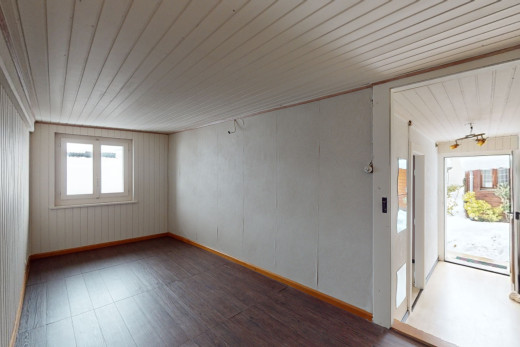 leerer raum mit parkettboden, holzdecke, und natürliches licht