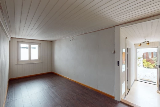 pièce vide avec lumière naturelle, plancher de bois, et plafond de bois