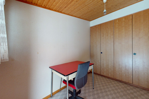 chambre avec plafond de bois, placard, et moquette
