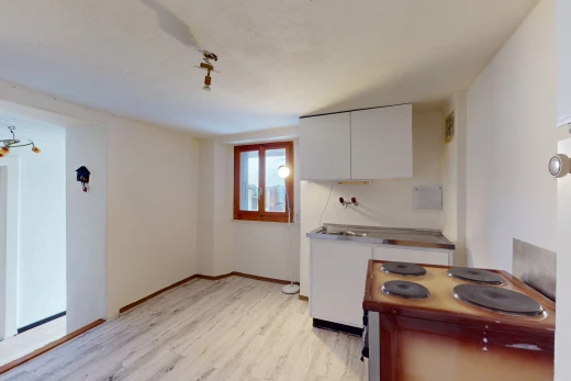 cuisine avec lumière naturelle, plancher de bois, plan de travail, et meubles blancs