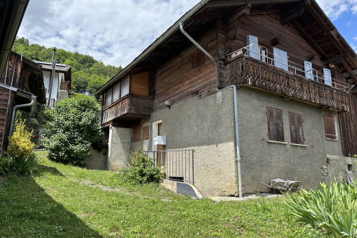 außenansicht mit balkon und rasen