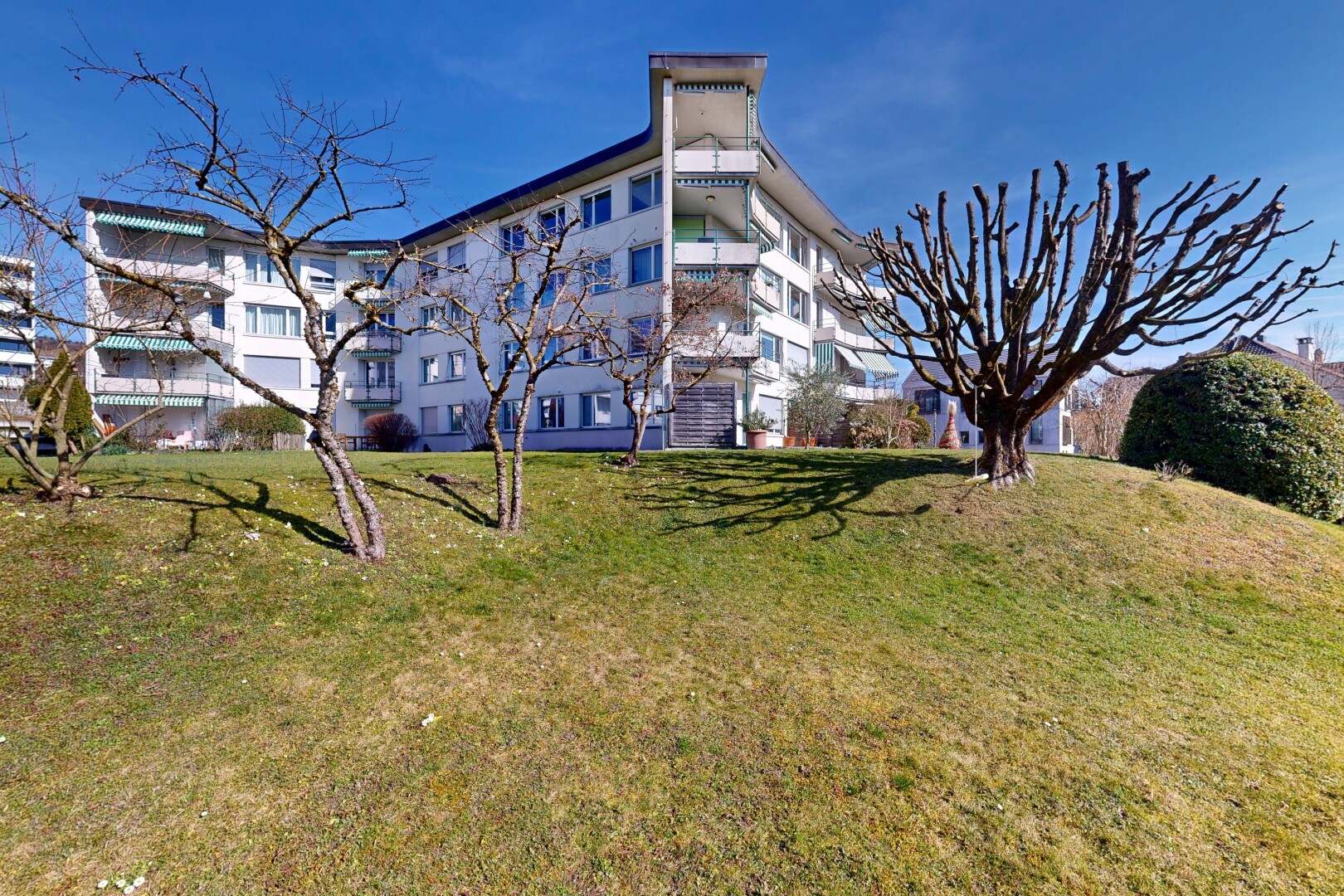 extérieur du bâtiment avec vue sur le complexe d'appartements, apartment complex view, from community, et day time