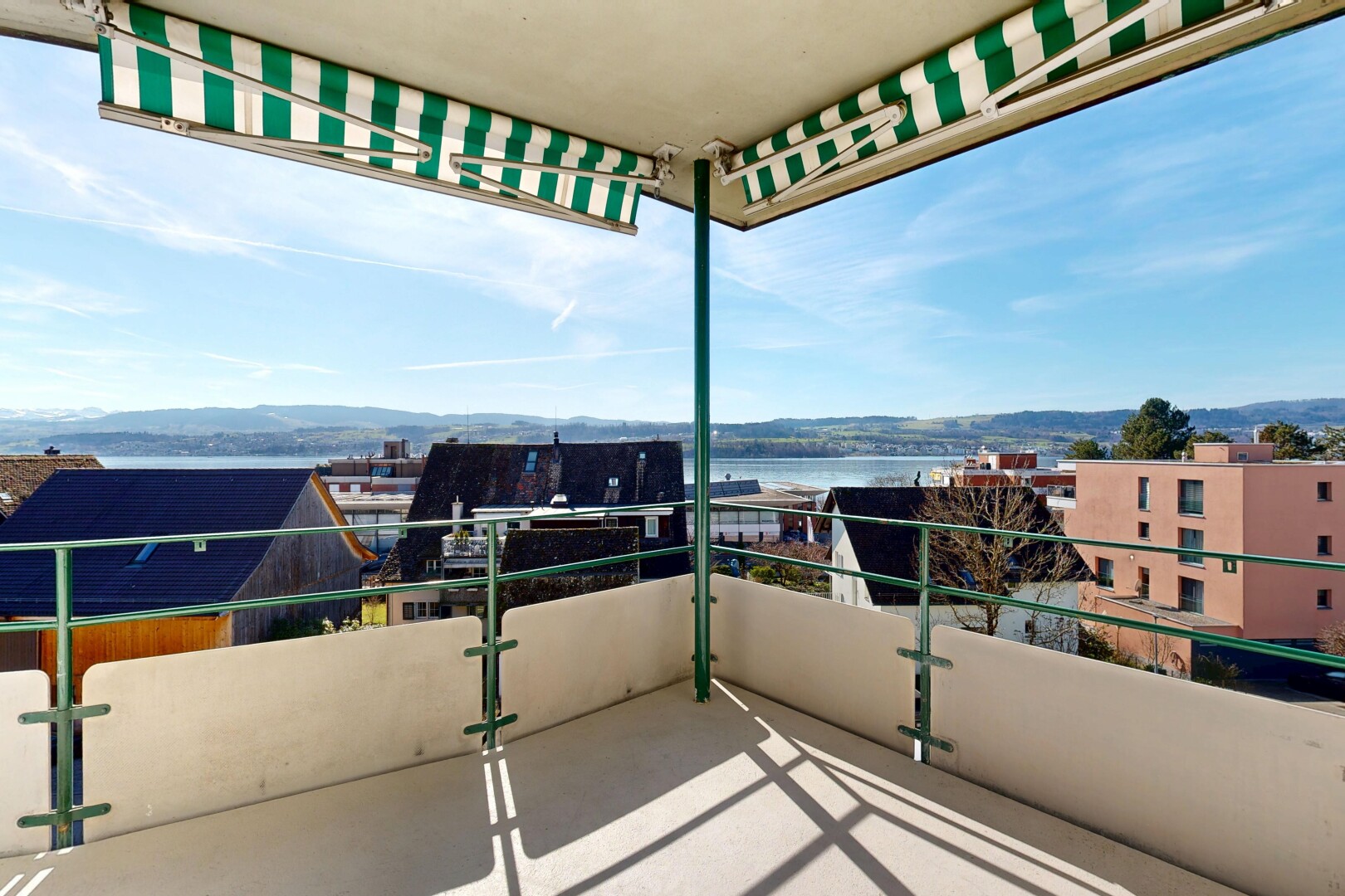 balcon avec from property, day time, et terrasse