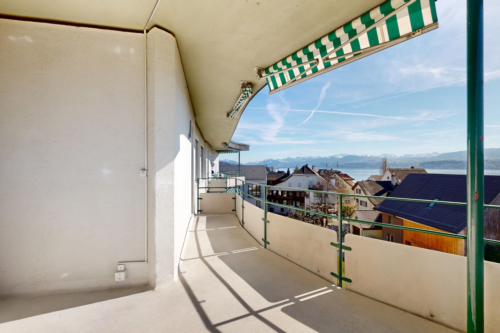 balcon avec day time, from property, balcon, vue résidentielle, et residential view