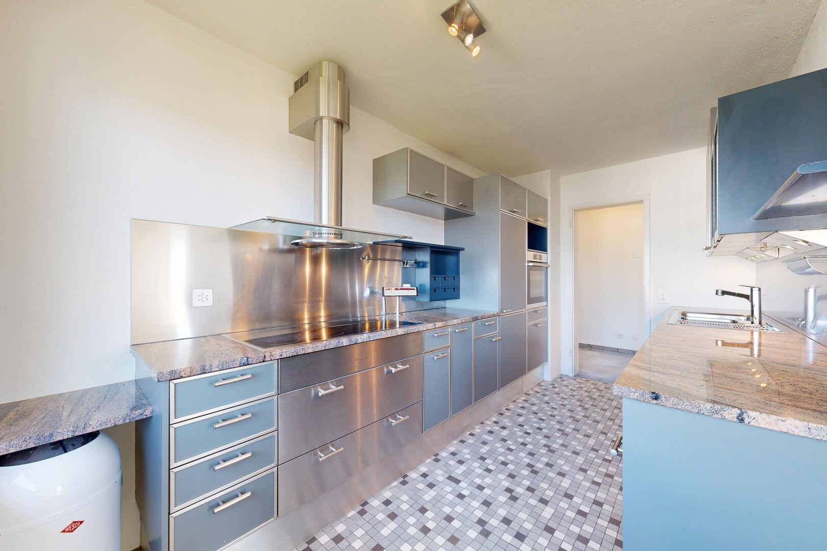 cuisine avec cuisine en couloir, galley kitchen, hotte, inside property, et cloison sèche