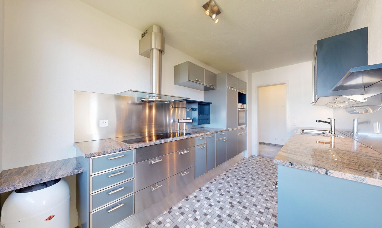 cuisine avec cuisine en couloir, galley kitchen, hotte, inside property, et cloison sèche