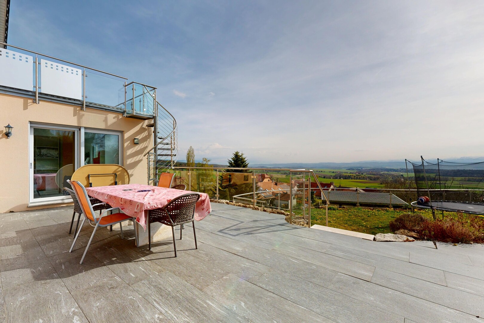 terrasse avec terrasse, from property, coin repas extérieur, et day time