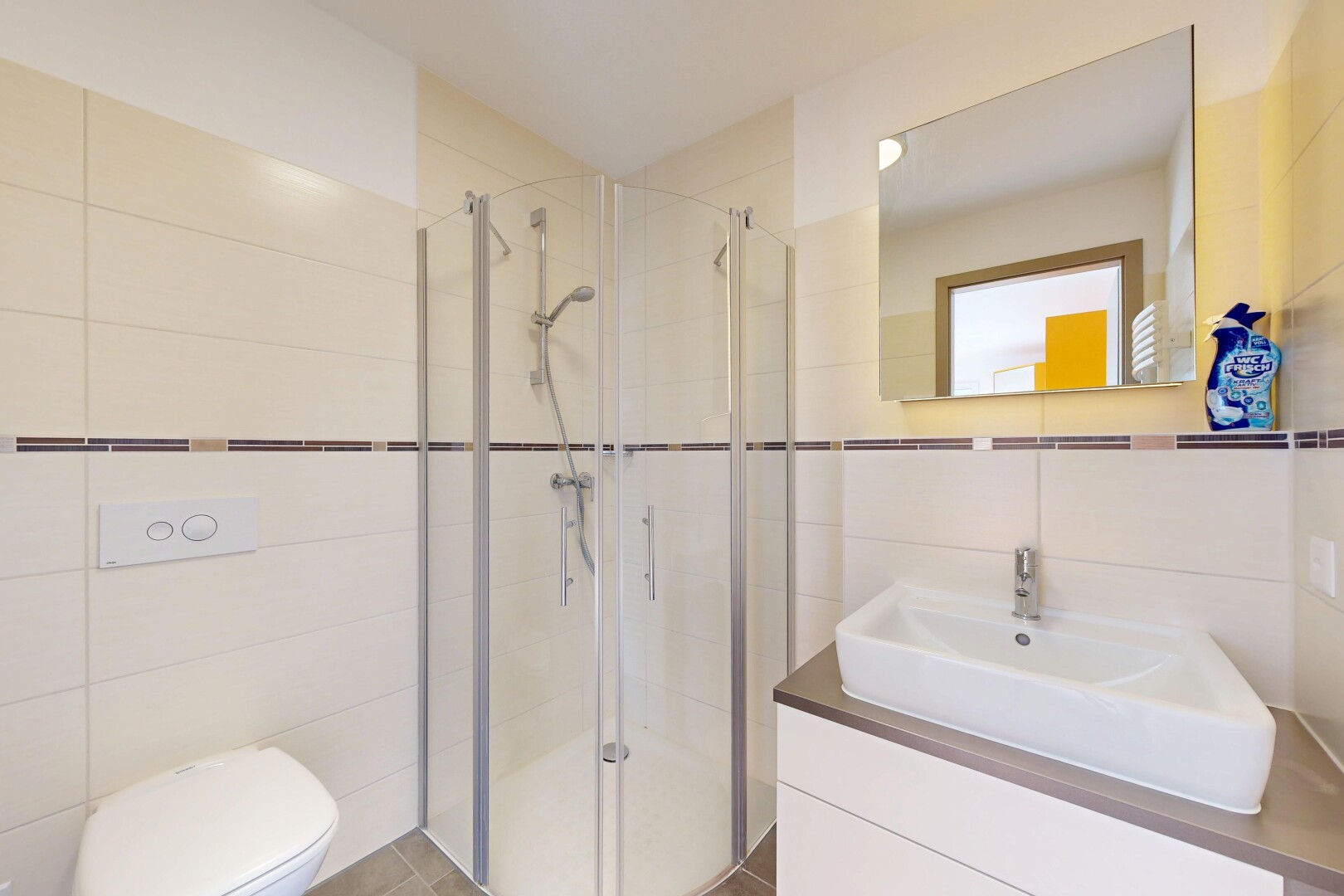 salle de bains avec tile wall, mur en carrelage, lavabo (ou coiffeuse selon le contexte), douche, et salle de bain complète