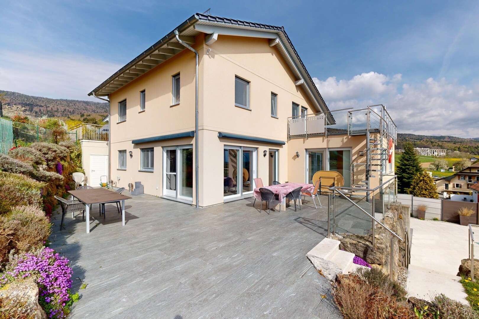 façade avec coin repas extérieur, day time, property visible, terrasse, et bardage en stuc