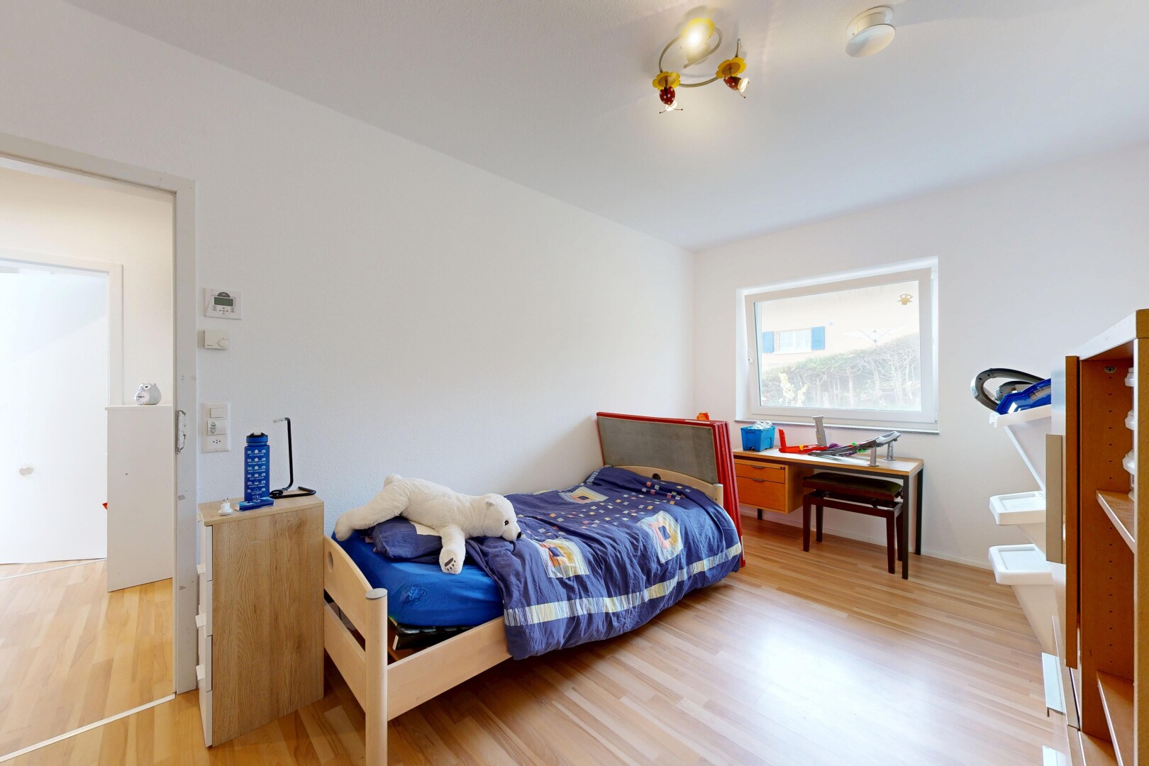 chambre avec inside property, sol en finition bois, wood finish floor, cloison sèche, et drywall