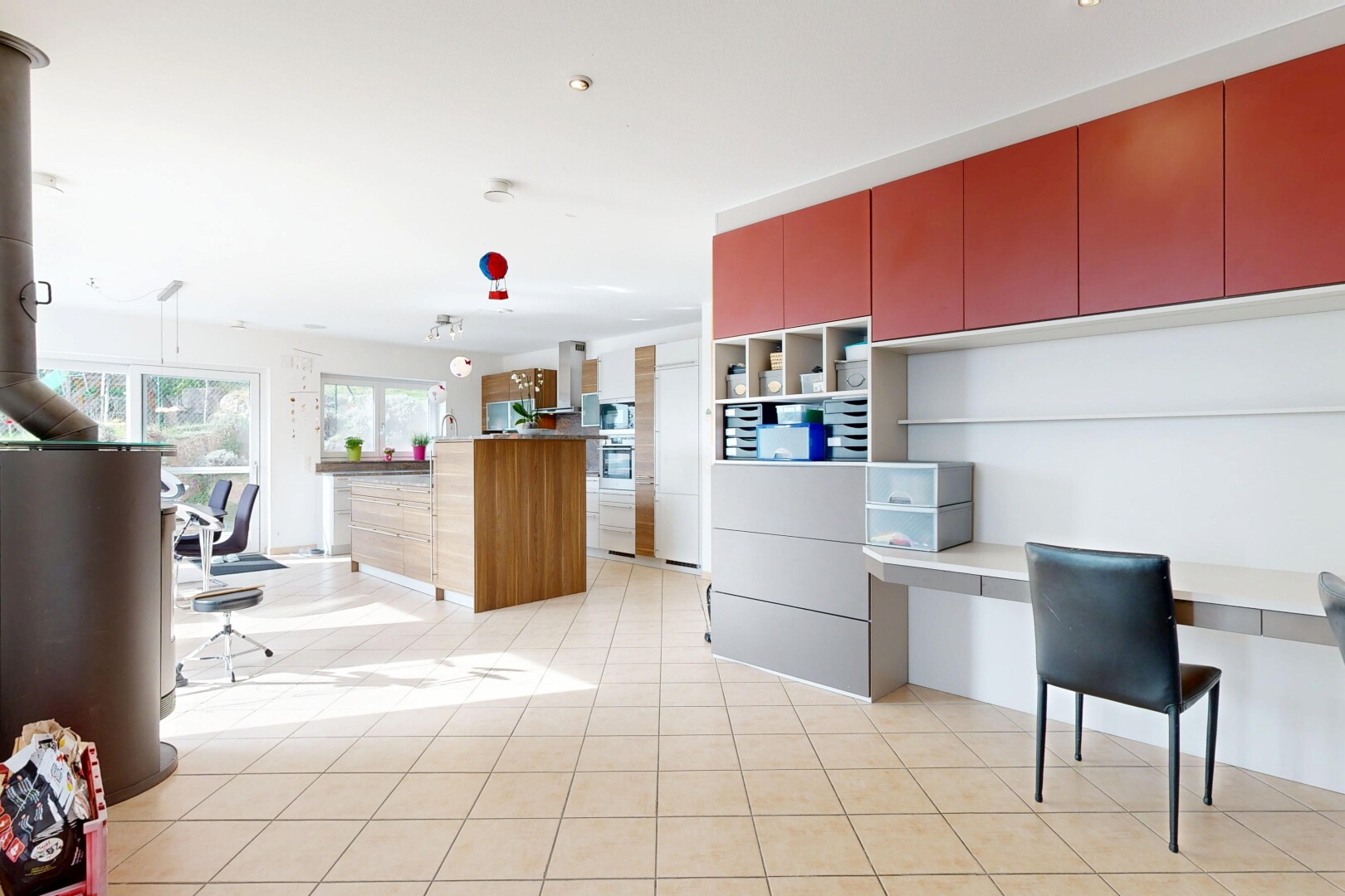 cuisine avec inside property, light floor, two tone kitchen, îlot de cuisine, et kitchen island