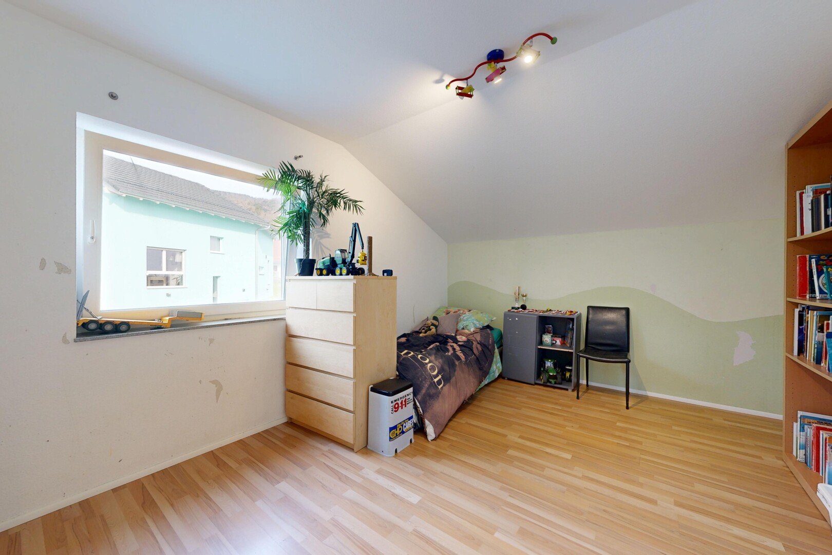 chambre avec vaulted ceiling, plafond voûté, drywall, cloison sèche, et wood finish floor